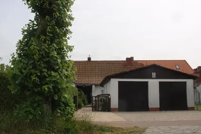 Das Gebäude in dem sich das Ferienhaus befindet