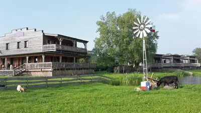 Ein Garten an der Unterkunft Horse Lake Ranch