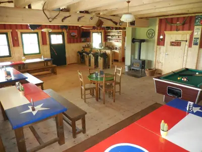 Ein Billardtisch in der Unterkunft Horse Lake Ranch
