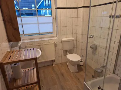 Ein Badezimmer in der Unterkunft Ferienwohnung Mühlenstr Prerow, ruhig, zentral, mit Terrasse