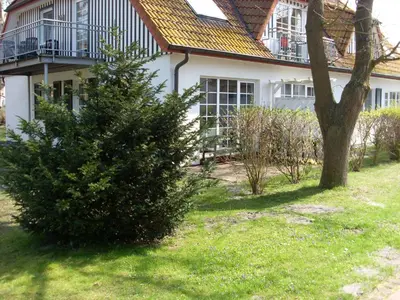 Ein Garten an der Unterkunft Ferienwohnung Mühlenstr Prerow, ruhig, zentral, mit Terrasse