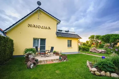 Ein Garten an der Unterkunft Ferienwohnungen im Deichweg