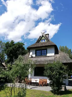 Das Gebäude in dem sich das Ferienhaus befindet