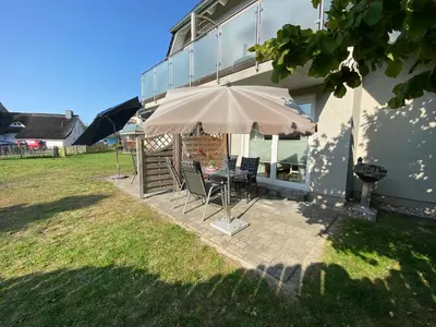 Ein Garten an der Unterkunft Ferienwohnung Art in Born