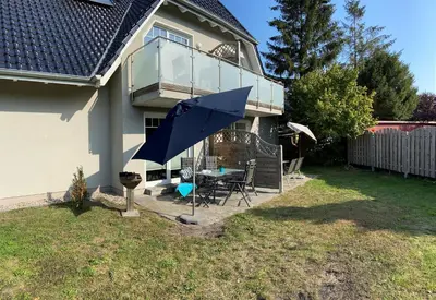 Ein Garten an der Unterkunft Ferienwohnung van der Holm