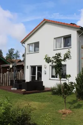 Ein Garten an der Unterkunft Haus Boddensonne