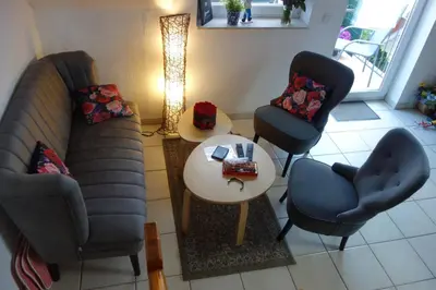 Ein Sitzbereich in der Unterkunft Ferienwohnung Möwe