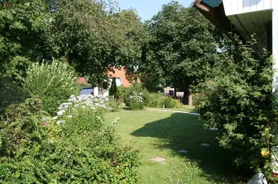 Ein Garten an der Unterkunft Strandstübchen