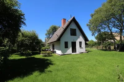 Ein Garten an der Unterkunft Reethaus Ostseestrand 15