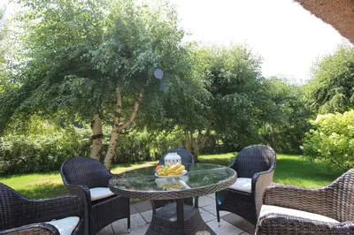 Ein Garten an der Unterkunft Reethaus Ostseestrand 15