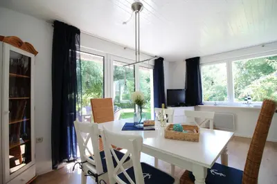 Ein Sitzbereich in der Unterkunft Reethaus Ostseestrand 15