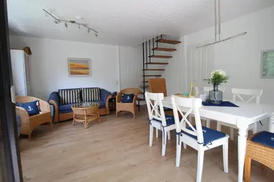 Ein Sitzbereich in der Unterkunft Reethaus Ostseestrand 15