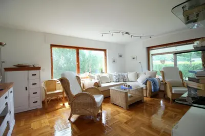 Ein Sitzbereich in der Unterkunft Reethaus Ostseestrand 18