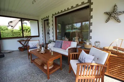 Ein Sitzbereich in der Unterkunft Reethaus Ostseestrand 18