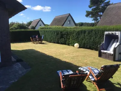 Ein Garten an der Unterkunft Reethaus Ostseestrand 18