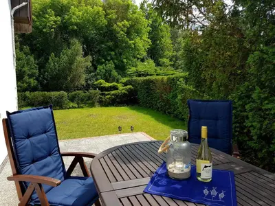 Ein Garten an der Unterkunft Reethaus Ostseestrand 18