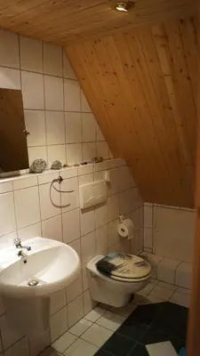 Ein Badezimmer in der Unterkunft Ferienwohnung Zaepernick Dachgeschoss