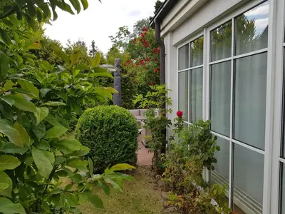 Ein Garten an der Unterkunft DIE LODGE Ferienwohnung in Zingst