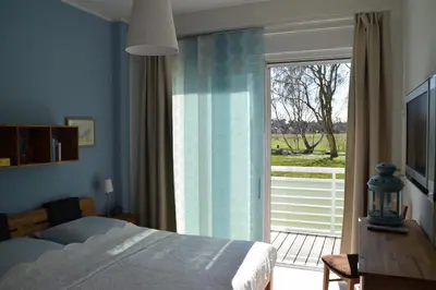 Ein Bett oder Betten in einem Zimmer der Unterkunft LeinenLos im Kajüting