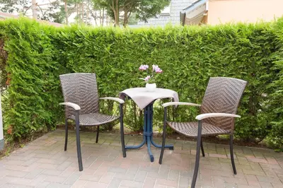 Ein Garten an der Unterkunft Hotel Garni Am Deich
