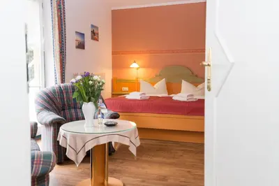 Ein Bett oder Betten in einem Zimmer der Unterkunft Hotel Garni Am Deich