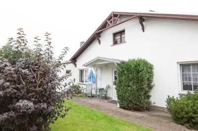 Ein Garten an der Unterkunft Haus Strandeck
