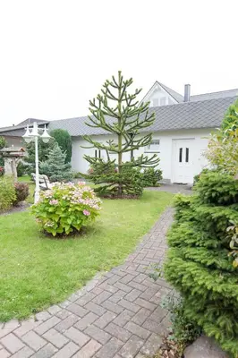 Ein Garten an der Unterkunft Haus Strandeck