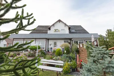 Ein Garten an der Unterkunft Haus Strandeck