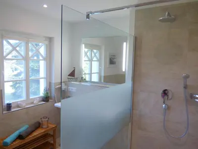 Ein Badezimmer in der Unterkunft Lindenstrasse Haus Sonnenrose