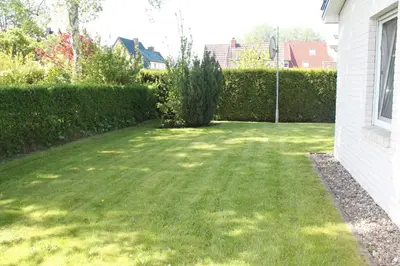 Ein Garten an der Unterkunft Am Ostseestrand 1