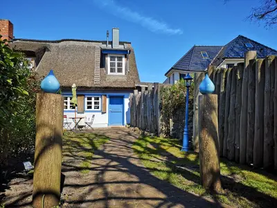Das Gebäude in dem sich das Ferienhaus befindet