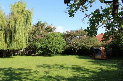 Ein Garten an der Unterkunft Zur Alten Boddenfischerei Ferienwohnung Zander