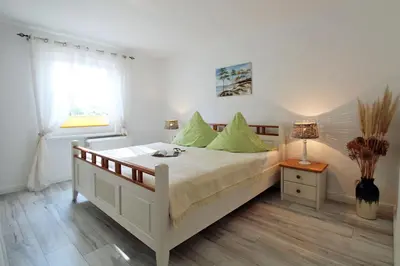 Ein Bett oder Betten in einem Zimmer der Unterkunft Zur Alten Boddenfischerei Ferienwohnung Zander