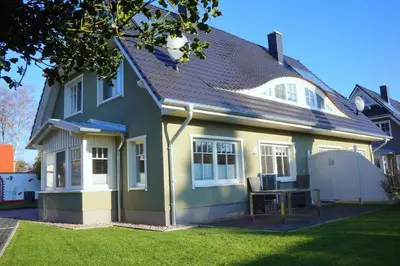 Das Gebäude in dem sich das Ferienhaus befindet