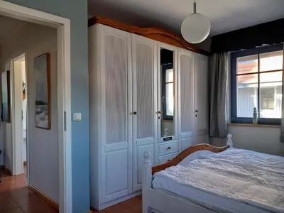 Ein Bett oder Betten in einem Zimmer der Unterkunft FERIENHAUS SOMMERTRAUM - KINDERFREUNDLICH - 3 Schlafzimmer, Garten, Bad und G-WC, Kaminofen