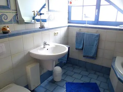 Ein Badezimmer in der Unterkunft FERIENHAUS SOMMERTRAUM - KINDERFREUNDLICH - 3 Schlafzimmer, Garten, Bad und G-WC, Kaminofen