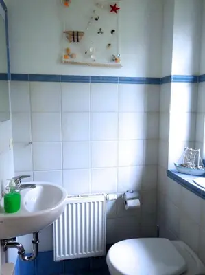 Ein Badezimmer in der Unterkunft FERIENHAUS SOMMERTRAUM - KINDERFREUNDLICH - 3 Schlafzimmer, Garten, Bad und G-WC, Kaminofen