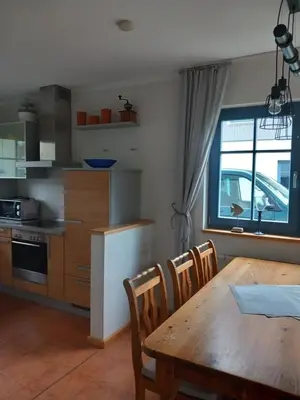 Küche/Küchenzeile in der Unterkunft FERIENHAUS SOMMERTRAUM - KINDERFREUNDLICH - 3 Schlafzimmer, Garten, Bad und G-WC, Kaminofen