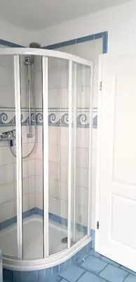 Ein Badezimmer in der Unterkunft FERIENHAUS SOMMERTRAUM - KINDERFREUNDLICH - 3 Schlafzimmer, Garten, Bad und G-WC, Kaminofen