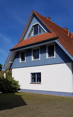 Das Gebäude in dem sich das Ferienhaus befindet