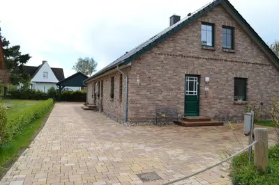 Das Gebäude in dem sich das Ferienhaus befindet
