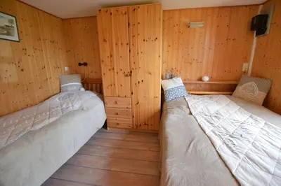 Ein Bett oder Betten in einem Zimmer der Unterkunft Bungalow Ostseebad Ahrenshoop Feldweg 23
