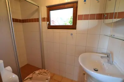 Ein Badezimmer in der Unterkunft Bungalow Ostseebad Ahrenshoop Feldweg 23