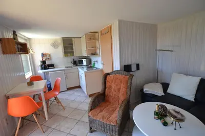 Küche/Küchenzeile in der Unterkunft Bungalow Ostseebad Ahrenshoop Feldweg 23