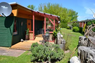 Ein Garten an der Unterkunft Bungalow Ostseebad Ahrenshoop Feldweg 23