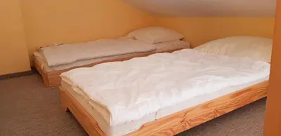Ein Bett oder Betten in einem Zimmer der Unterkunft Alte Gärtnerei App Hortensie