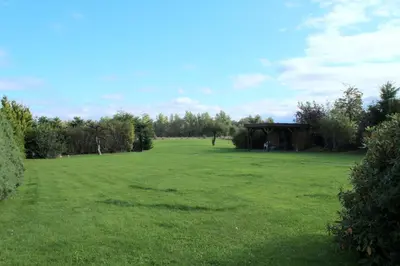 Ein Garten an der Unterkunft Alte Gärtnerei App Akazie