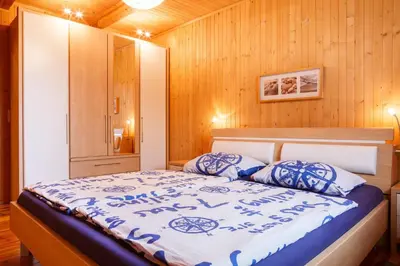 Ein Bett oder Betten in einem Zimmer der Unterkunft Birkmaase 3 Muschelblau EG