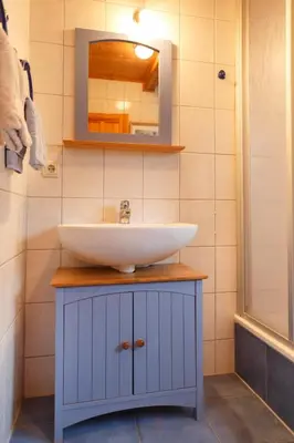 Ein Badezimmer in der Unterkunft Birkmaase 3 Muschelblau EG