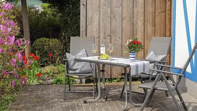 Ein Garten an der Unterkunft Birkmaase 3 Muschelblau EG